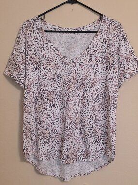 Maurices Pinkish Beige Leopard Hi-Low Top Size L